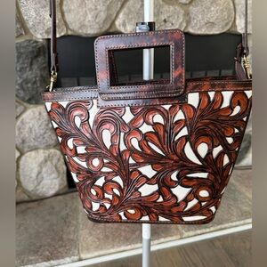 Hand tooled leather and canvas bag
Hand bag and crossbody bag